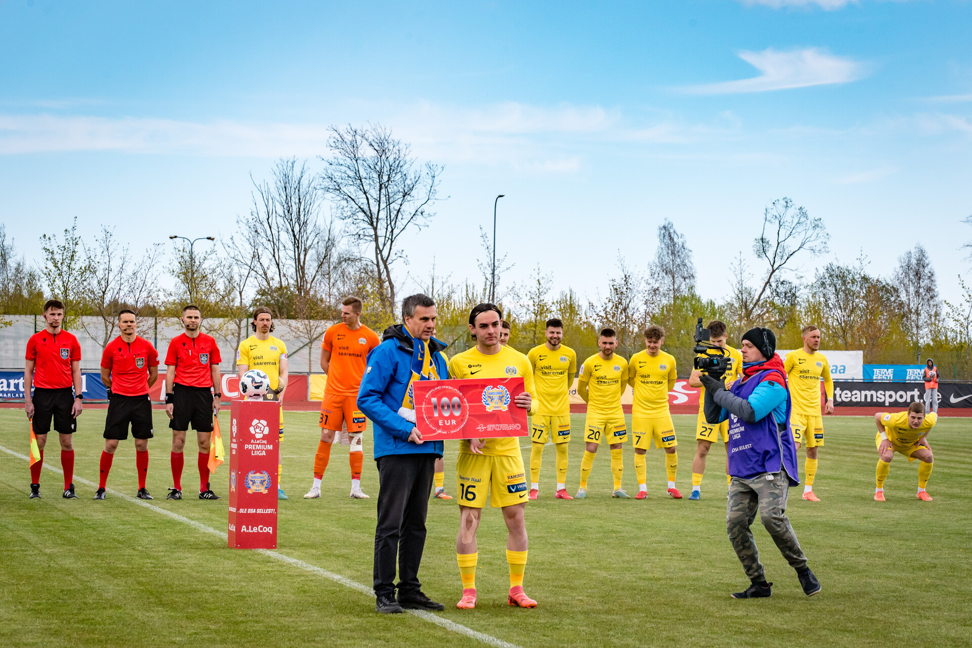 FC Kuressaare aprillikuu parimaks mängijaks valiti Andrei Smirnov. Kuu parimat mängijat premeeritakse 100 eurose kinkekaardiga Sportlandilt. Andrei Smirnov ütle